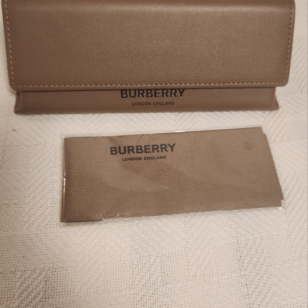 Burberry Sunglasses Case 👓